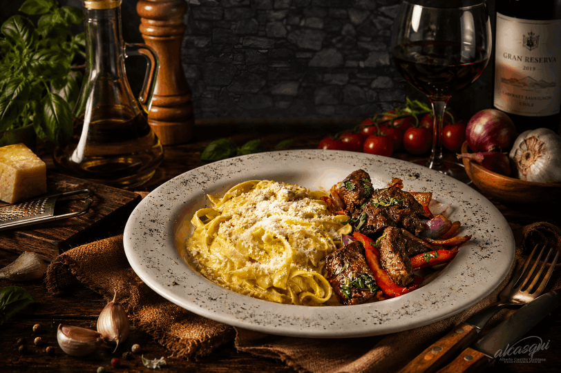Huancaína con Lomo Saltado